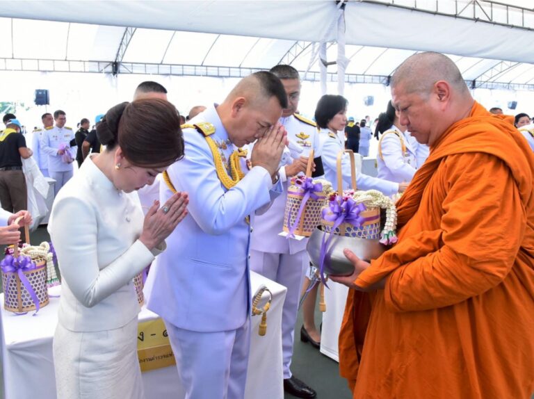 ร่วมพิธีเจริญพระพุทธมนต์ทำบุญตักบาตรถวายเป็นพระราชกุศ+ล เฉลิมพระชนมพรรษา 4 รอบ