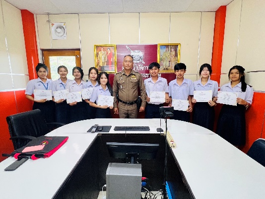 มอบเกียรติบัตรแก่นักเรียน ระดับชั้นมัธยมศึกษา โรงเรียนวังวิเศษ ที่ฝึกประสบการณ์อาชีพ
