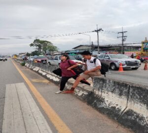 เจ้าหน้าที่จราจรและอาสาสมัครจราจรอำนวยความสะดวกด้านการจราจร บริเวณหน้า รร.วังวิเศษ และ รร.วัดเขาวิเศษ