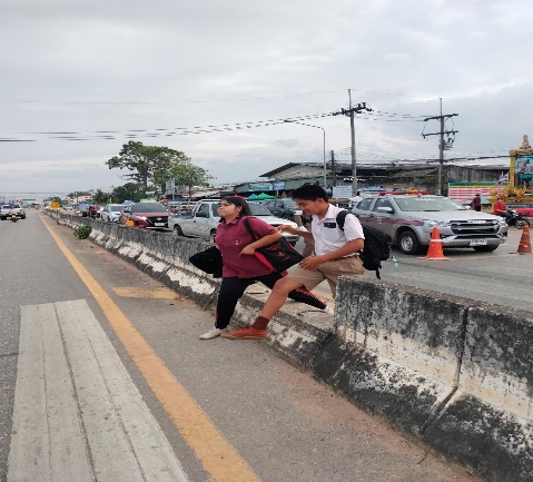 เจ้าหน้าที่จราจรและอาสาสมัครจราจรอำนวยความสะดวกด้านการจราจร บริเวณหน้า รร.วังวิเศษ และ รร.วัดเขาวิเศษ